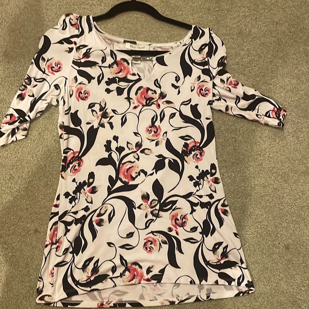 White, black, and rose Women’s top with rutching on the sleeve